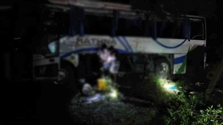 கொழும்புவிலிருந்து மன்னார் சென்ற பஸ் இன்று அதிகாலை விபத்து