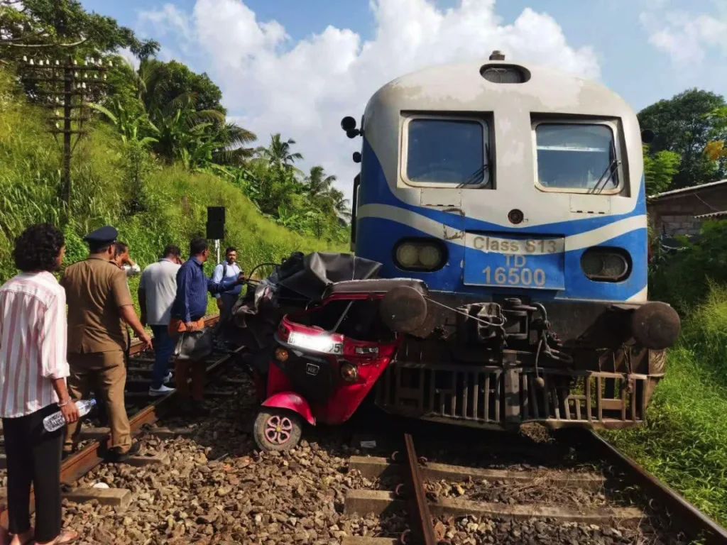 மூடிய கடவையில் ஓட்டோவைச் செலுத்திய சாரதி உயிரிழப்பு