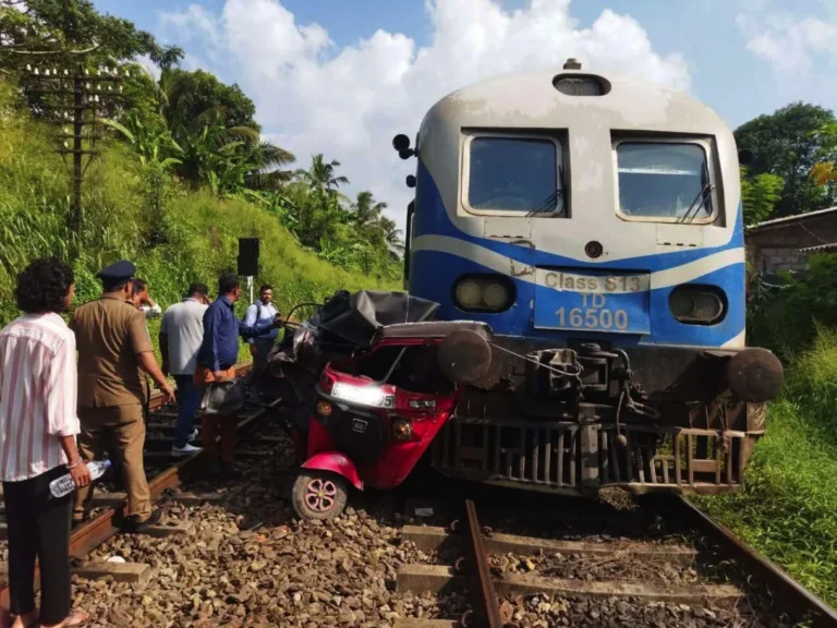 மூடிய கடவையில் ஓட்டோவைச் செலுத்திய சாரதி உயிரிழப்பு