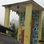 சிவனடி பாத மலைக்கு செல்லும் பிரதான சாலையில் பாரிய அளவில் குளவி கூடுகள்.