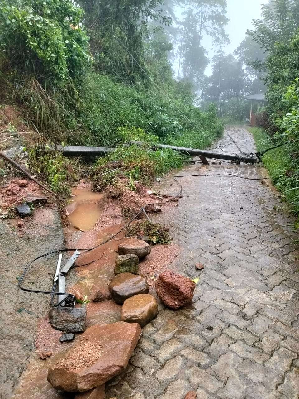 கண்டி மண்சரியில் இருவர் பலி; மீட்கச் சென்ற பலர் மாயம்!