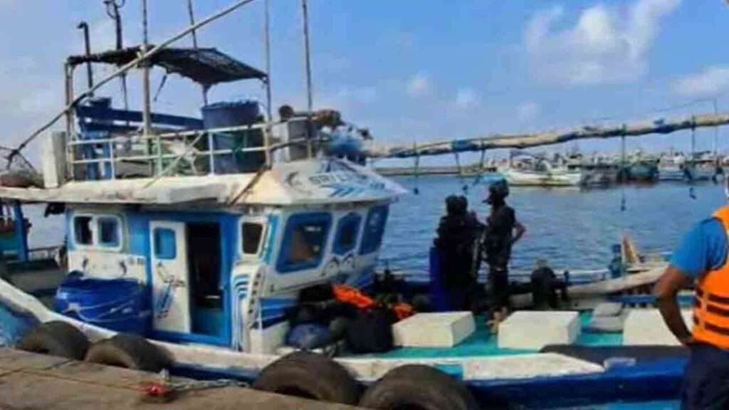 ஆழ்கடலில் கடற்படை மீட்ட மீன்பிடிப் படகு துறைமுகம் வந்தது