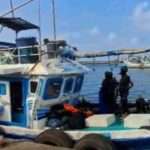 ஆழ்கடலில் கடற்படை மீட்ட மீன்பிடிப் படகு துறைமுகம் வந்தது