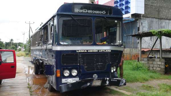 கைதிகளை ஏற்றிச் சென்ற பஸ் வெள்ளத்தில் சிக்கியது