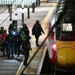 இங்கிலாந்தில் ஓடும் ரயிலில் கத்திக்குத்து; 10பேர் படுகாயம்