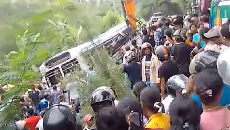 தலாவ பஸ் விபத்தில் மாணவன் பலி; 47 பேர் காயம்