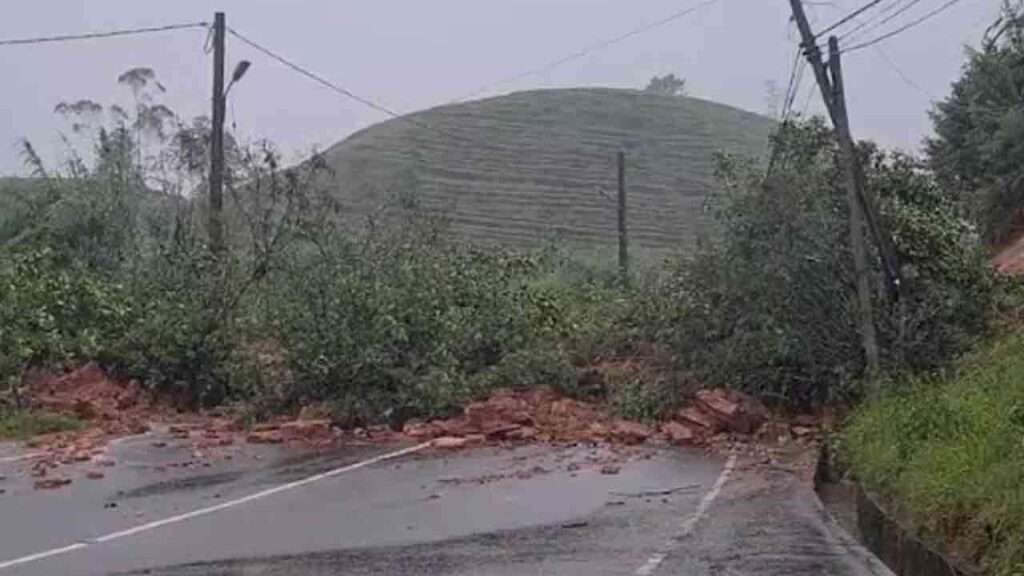 ஹற்றன்-நுவரெலியா பிரதான வீதியில் போக்குவரத்து பாதிப்பு