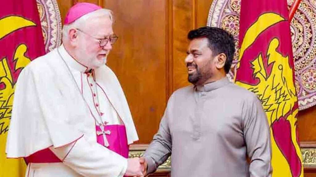 உத்தியோகபூர்வ விஜயம் மேற்கொண்டு இலங்கைக்கு வருகை தந்துள்ள வத்திக்கானின் நாடுகள் மற்றும் சர்வதேச அமைப்புகளுடனான உறவுகளுக்கான செயலாளர் பேராயர் போல் ரிச்சர்ட் கல்லாகர், ஜனாதிபதி அநுர குமார திசாநாயக்கவை இன்று (04) முற்பகல் ஜனாதிபதி செயலகத்தில் சந்தித்தார். இந்தச் சந்திப்பின்போது, நாட்டில் பொருளாதார மற்றும் அரசியல் ஸ்திரத்தன்மையை நிலைநாட்டுவதன் மூலம் இலங்கையை மீண்டும் இயல்பு நிலைக்குக் கொண்டு வர அரசாங்கம் மேற்கொண்டு வரும் முயற்சிகளைப் பேராயர் போல் ரிச்சர்ட் கல்லாகர் மிகவும் பாராட்டினார். மேலும், பொருளாதாரத்தை உறுதிப்படுத்தவும், தேசிய ஒற்றுமையை மேம்படுத்தவும் இலங்கை மேற்கொள்ளும் அனைத்து முயற்சிகளுக்கும் வத்திக்கான் தொடர்ந்து ஆதரவளிக்கும் என்றும் அவர் உறுதி தெரிவித்தார். இலங்கைக்கும் வத்திக்கானுக்கும் இடையில் நிலவும் அரை நூற்றாண்டு கால இராஜதந்திர உறவுகள் குறித்து ஜனாதிபதி அநுர குமார திசாநாயக்க குறிப்பிட்டார்.