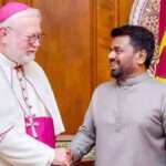 உத்தியோகபூர்வ விஜயம் மேற்கொண்டு இலங்கைக்கு வருகை தந்துள்ள வத்திக்கானின் நாடுகள் மற்றும் சர்வதேச அமைப்புகளுடனான உறவுகளுக்கான செயலாளர் பேராயர் போல் ரிச்சர்ட் கல்லாகர், ஜனாதிபதி அநுர குமார திசாநாயக்கவை இன்று (04) முற்பகல் ஜனாதிபதி செயலகத்தில் சந்தித்தார். இந்தச் சந்திப்பின்போது, நாட்டில் பொருளாதார மற்றும் அரசியல் ஸ்திரத்தன்மையை நிலைநாட்டுவதன் மூலம் இலங்கையை மீண்டும் இயல்பு நிலைக்குக் கொண்டு வர அரசாங்கம் மேற்கொண்டு வரும் முயற்சிகளைப் பேராயர் போல் ரிச்சர்ட் கல்லாகர் மிகவும் பாராட்டினார். மேலும், பொருளாதாரத்தை உறுதிப்படுத்தவும், தேசிய ஒற்றுமையை மேம்படுத்தவும் இலங்கை மேற்கொள்ளும் அனைத்து முயற்சிகளுக்கும் வத்திக்கான் தொடர்ந்து ஆதரவளிக்கும் என்றும் அவர் உறுதி தெரிவித்தார். இலங்கைக்கும் வத்திக்கானுக்கும் இடையில் நிலவும் அரை நூற்றாண்டு கால இராஜதந்திர உறவுகள் குறித்து ஜனாதிபதி அநுர குமார திசாநாயக்க குறிப்பிட்டார்.