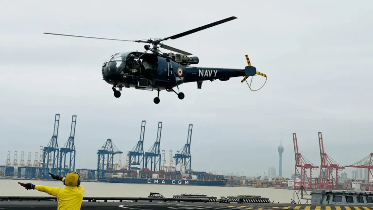 இலங்கையில் மீட்புப் பணியில் இந்திய ஹெலிகொப்டர்கள்