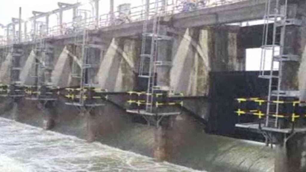 இரணைமடுக் குளத்தின் பாதுகாப்புச் சுவர் உடைப்பெடுப்பு