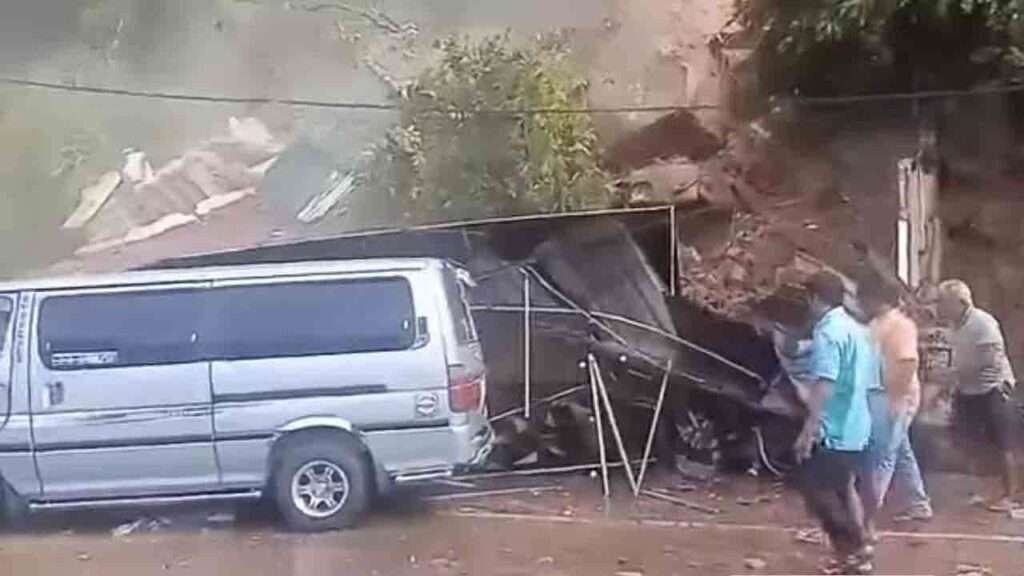 கடுகண்ணாவ பகுதியில் மண்சரிவு: ஒருவர் பலி; வீதி மூடப்பட்டது