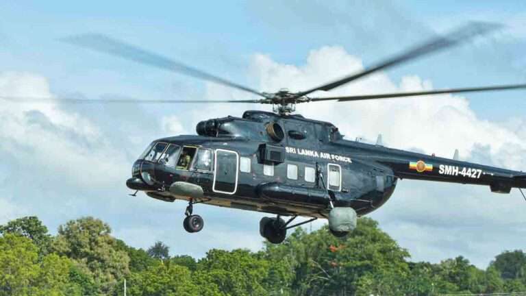 ராஜங்கனை பகுதியில் 33 பேர் ஹெலிகொப்டர் மூலம் மீட்பு