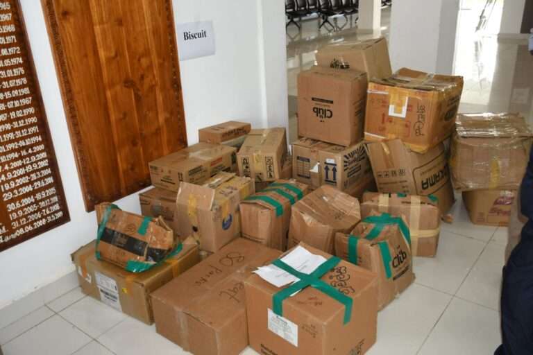 மட்டக்களப்பு மாவட்ட செயலக உத்தியோகத்தர்களின் நிவாரண உதவிகள்