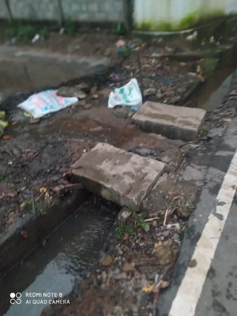 வடிகான் மூடிகள் உடைந்தமையால் பயணிகள் விபத்துக்குள்ளாகும் நிலை