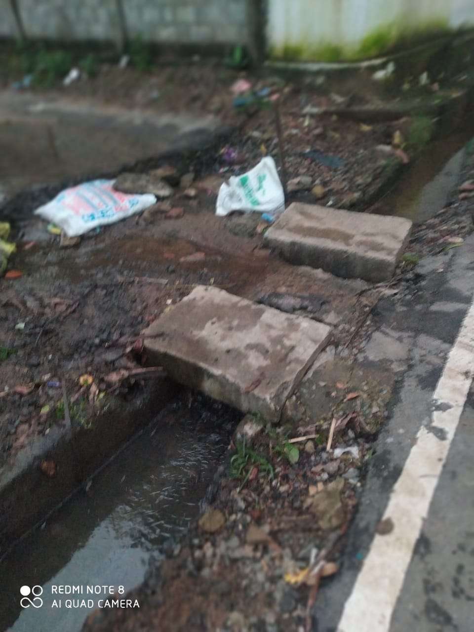 வடிகான் மூடிகள் உடைந்தமையால் பயணிகள் விபத்துக்குள்ளாகும் நிலை