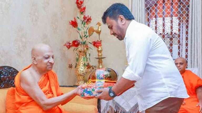 ஜனாதிபதி மல்வத்து பீடத்திற்கு விஜயம்