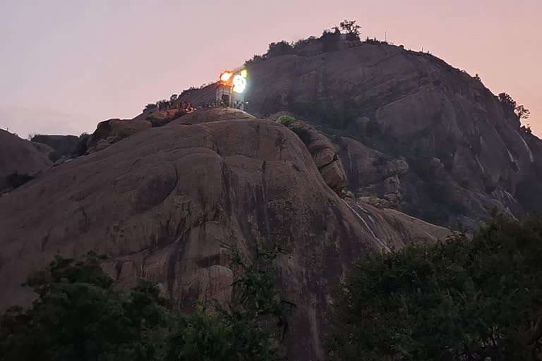 திருப்பரங்குன்றம் மலை உச்சியில் தீபம் ஏற்ற நீதிமன்றம் அனுமதி