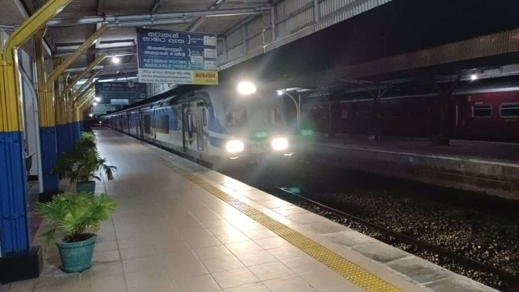 மட்டு - கொழும்பு கடுகதி ரயில் சேவை மீள ஆரம்பம்