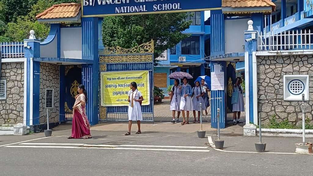 மட்டக்களப்புவில் மழைக்கு மத்தியில் உயர் தரப் பரீட்சை மீள ஆரம்பம்