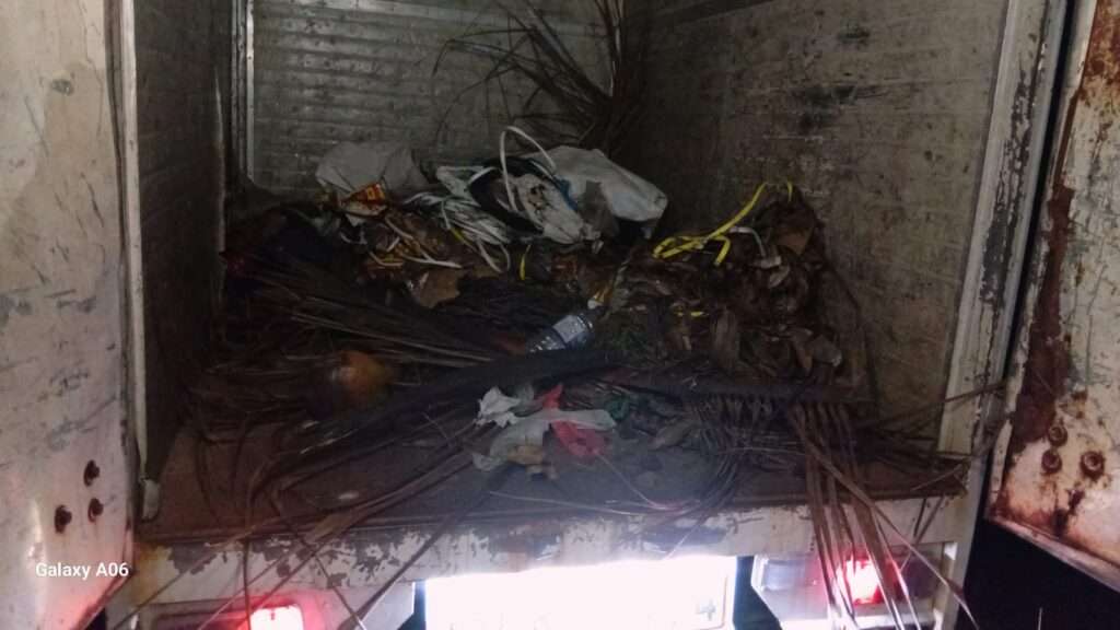 வீதியில் குப்பைகளைக் கொட்ட முற்பட்டவர்கள் மடக்கிப்பிடிப்பு!