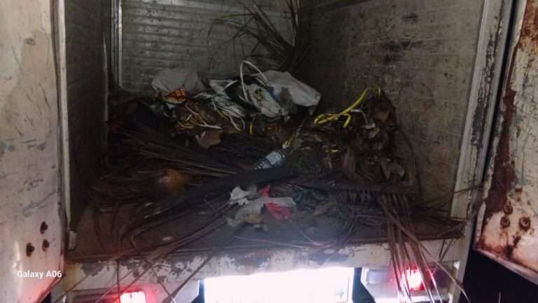 வீதியில் குப்பைகளைக் கொட்ட முற்பட்டவர்கள் மடக்கிப்பிடிப்பு!