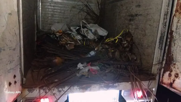 வீதியில் குப்பைகளைக் கொட்ட முற்பட்டவர்கள் மடக்கிப்பிடிப்பு!