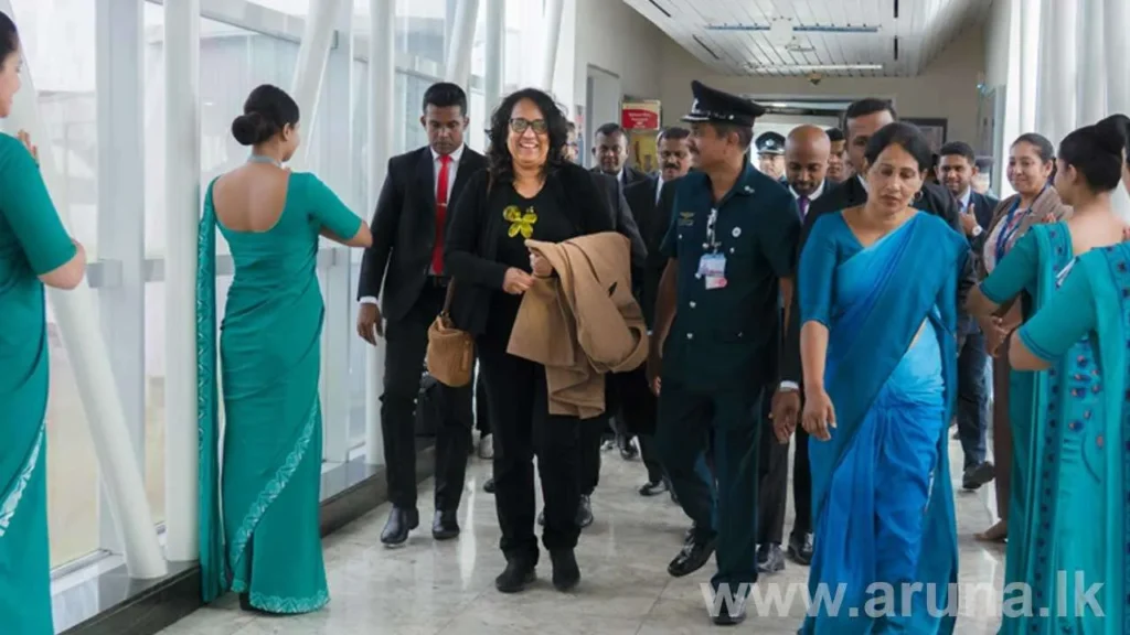 சுவிஸிலிருந்து பிரதமர் ஹரினி நாடு திரும்பினார்