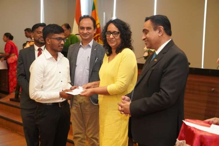 உயர் தர மாணவர்களுக்கு மகாத்மா காந்தி புலமைப் பரிசில் வழங்கல்