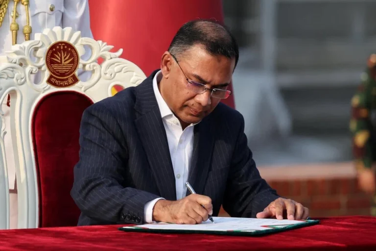 பங்ளாதே‌ஷ் பிரதமராக தாரிக் ரஹ்மான் பதவியேற்பு