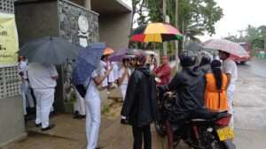 பரீட்சை மண்டபம் உரிய நேரத்திற்குத் திறக்கப்படாமல் மாணவர்கள் அவதி!