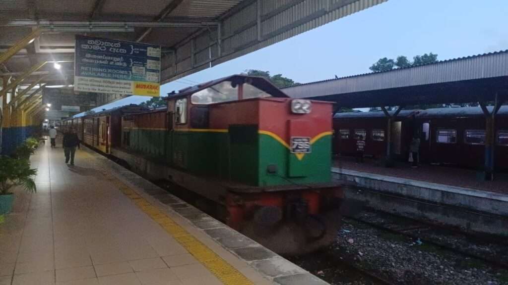 டிக்வா புயலினால் தடைப்பட்டிருந்த மட்டக்களப்பு கொழும்பு மீனகாயா கடுகதி புகையிறத இரவு சேவை மீண்டும் ஆரம்பிக்கப்பட்டுள்ளது. கடந்த மூன்று மாத காலமாக தடைபட்டிருந்த மட்டக்களப்பு கொழுப்புக்கான இரவு புகையிறத சேவை மீண்டும் ஆரம்பமாகியுள்ளது நேற்று இரவு 7 மணிக்கு கொழும்பிலிருந்து புறப்பட்ட புகையிரதம் இன்று காலை ஆறு மணி அளவில் மட்டக்களப்பை வந்தடைந்தது கடந்த ஏழு மாததிற்கு முன்பு கிழக்கு மாகாணத்திற்கான புகையிரத சேவைகள் காட்டு யானைகள் விபத்துக்கு உள்ளாகும் காரணத்தினால் நள்ளிரவு 11 மணிக்கு மாற்றப்பட்டு இடம்பெற்று வந்தது இருப்பினும் இயற்கை அனர்த்தத்தினால் அவை தடை பட்டிருந்தது மட்டக்களப்பு மாவட்ட பொதுமக்கள் பாராளுமன்ற உறுப்பினர் கந்தசாமி பிரபிடம் விடுத்த வேண்டுகோளின் பேரில் போக்குவரத்து அமைச்சரினால் மீண்டும் இரவு சேவை பழைய வழமையான நேரத்திற்கு மாற்றப்பட்டு தற்போது சேவைகள் ஆரம்பிக்கப்பட்டுள்ளது கிழக்கு மாகாண சுற்றுலா துறையை கட்டி எழுப்பும் வகையில் புதிய அரசாங்கத்தினால் இயற்கை அனர்த்தத்தினால் பாதிக்கப்பட்டிருந்த புகையிரத பாதைகள் அனைத்தும் சீர் செய்யப்பட்டு தற்போது அனைத்து சேவைகளும் வழமைக்கு திரும்பியுள்ளது இதில் முன்பிருந்ததைப் போல குளிரூட்டப்பட்ட உறங்கள் இருக்கை பெட்டிகளுடன் நிகழ்நிலை ஊடாக முட்பதிவுகளும் மேற்கொள்ள முடியும் என புகையிறது திணைக்களம் தெரிவித்துள்ளது மட்டக்களப்பு வரதன்