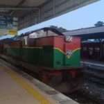 டிக்வா புயலினால் தடைப்பட்டிருந்த மட்டக்களப்பு கொழும்பு மீனகாயா கடுகதி புகையிறத இரவு சேவை மீண்டும் ஆரம்பிக்கப்பட்டுள்ளது. கடந்த மூன்று மாத காலமாக தடைபட்டிருந்த மட்டக்களப்பு கொழுப்புக்கான இரவு புகையிறத சேவை மீண்டும் ஆரம்பமாகியுள்ளது நேற்று இரவு 7 மணிக்கு கொழும்பிலிருந்து புறப்பட்ட புகையிரதம் இன்று காலை ஆறு மணி அளவில் மட்டக்களப்பை வந்தடைந்தது கடந்த ஏழு மாததிற்கு முன்பு கிழக்கு மாகாணத்திற்கான புகையிரத சேவைகள் காட்டு யானைகள் விபத்துக்கு உள்ளாகும் காரணத்தினால் நள்ளிரவு 11 மணிக்கு மாற்றப்பட்டு இடம்பெற்று வந்தது இருப்பினும் இயற்கை அனர்த்தத்தினால் அவை தடை பட்டிருந்தது மட்டக்களப்பு மாவட்ட பொதுமக்கள் பாராளுமன்ற உறுப்பினர் கந்தசாமி பிரபிடம் விடுத்த வேண்டுகோளின் பேரில் போக்குவரத்து அமைச்சரினால் மீண்டும் இரவு சேவை பழைய வழமையான நேரத்திற்கு மாற்றப்பட்டு தற்போது சேவைகள் ஆரம்பிக்கப்பட்டுள்ளது கிழக்கு மாகாண சுற்றுலா துறையை கட்டி எழுப்பும் வகையில் புதிய அரசாங்கத்தினால் இயற்கை அனர்த்தத்தினால் பாதிக்கப்பட்டிருந்த புகையிரத பாதைகள் அனைத்தும் சீர் செய்யப்பட்டு தற்போது அனைத்து சேவைகளும் வழமைக்கு திரும்பியுள்ளது இதில் முன்பிருந்ததைப் போல குளிரூட்டப்பட்ட உறங்கள் இருக்கை பெட்டிகளுடன் நிகழ்நிலை ஊடாக முட்பதிவுகளும் மேற்கொள்ள முடியும் என புகையிறது திணைக்களம் தெரிவித்துள்ளது மட்டக்களப்பு வரதன்