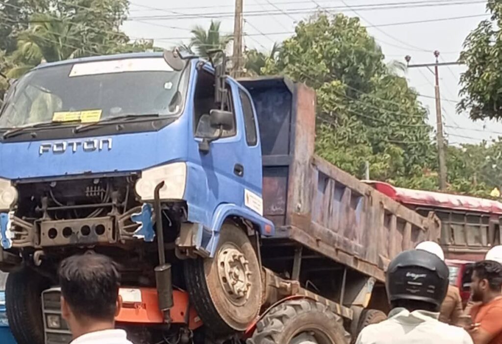 உழவு இயந்திரத்தின் மீதேறிய டிப்பர்: சாரதி நூலிழையில் உயிர் தப்பினார்!