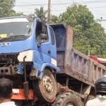 உழவு இயந்திரத்தின் மீதேறிய டிப்பர்: சாரதி நூலிழையில் உயிர் தப்பினார்!