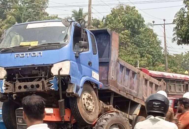 உழவு இயந்திரத்தின் மீதேறிய டிப்பர்: சாரதி நூலிழையில் உயிர் தப்பினார்!