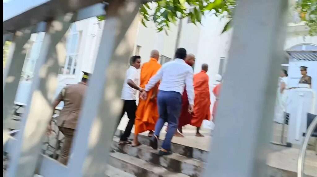 திருமலை கடற்கரையில் புத்தர் சிலை: பிக்குகளுக்கு விளக்க மறியல் நீடிப்பு