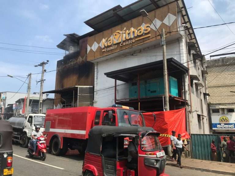 இரத்தினபுரியில் வர்த்தக நிலையம் தீப்பிடித்து நாசம்!