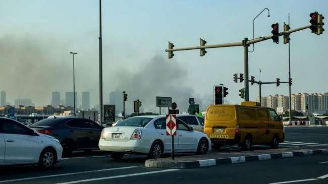 துபாயில் ஏவுகணைச் சிதறல்கள் விழுந்து நால்வர் காயம்!