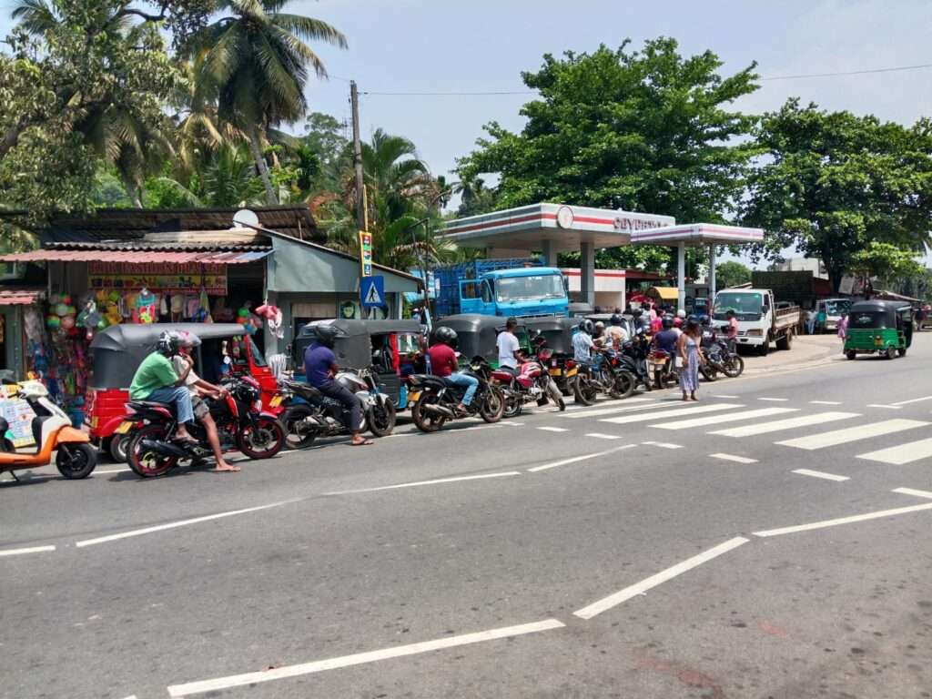 காவத்தையில் எரிபொருளுக்காக நீண்ட வரிசையில் வாகனங்கள்