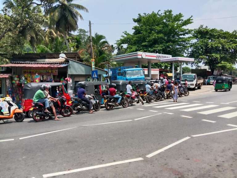 காவத்தையில் எரிபொருளுக்காக நீண்ட வரிசையில் வாகனங்கள்