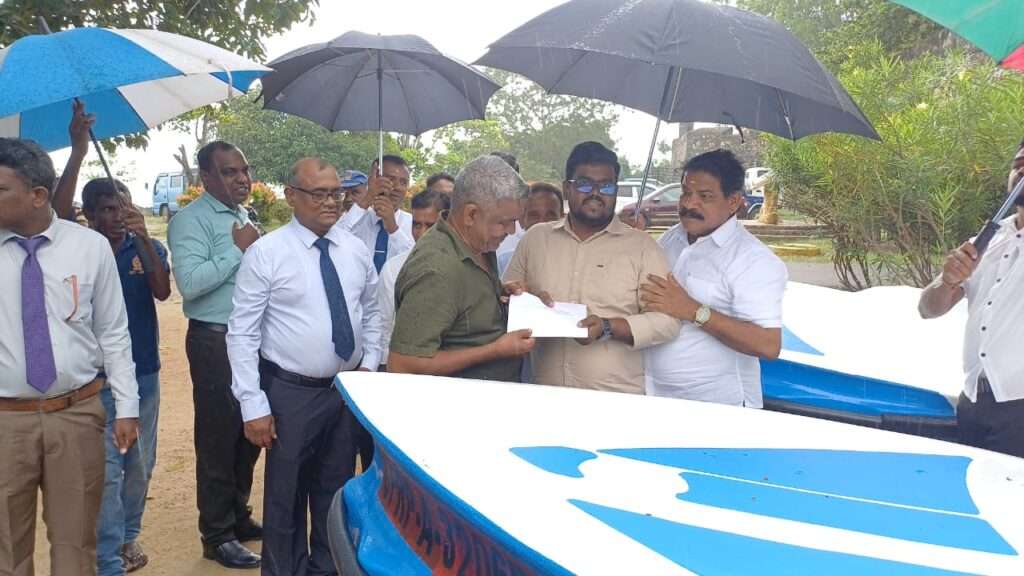 மட்டக்களப்பில் மீனவர்களுக்கு உபகரணங்கள் வழங்கல்