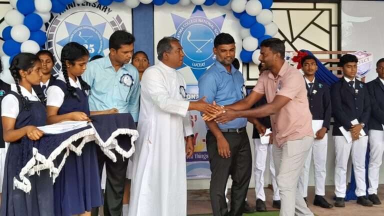 சிரேஸ்ட மாணவர் தலைவர்களுக்கு சின்னம் சூட்டுவிழா