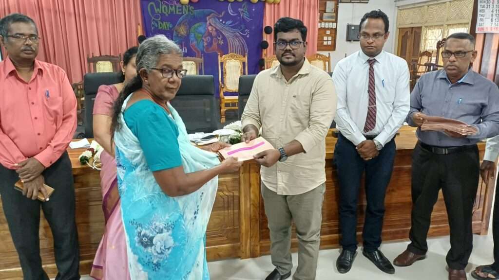 மண்முனை வடக்கில் வீட்டுத்திட்ட பயனாளிகளுக்கு காசோலைகள்