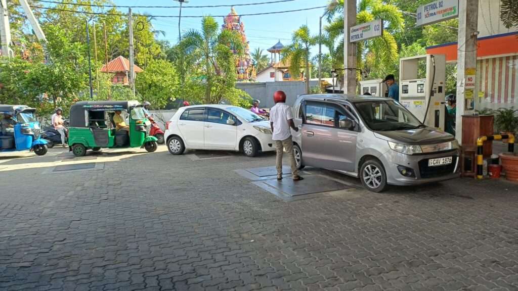 மட்டக்களப்புவில் கியூஆர் முறையில் கிரமமாக எரிபொருள் விநியோகம்