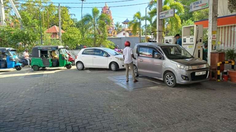 மட்டக்களப்புவில் கியூஆர் முறையில் கிரமமாக எரிபொருள் விநியோகம்