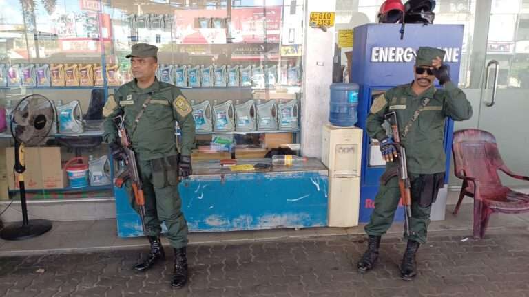 இராணுப் பாதுகாப்புடன் ஒற்றை, இரட்டை நாள்களில் எரிபொருள்