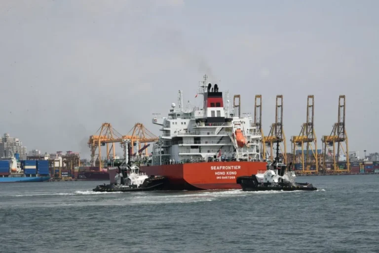 நெருக்கடிக்கு மத்தியிலும் எரிபொருள் கப்பல் இலங்கை வந்தது!