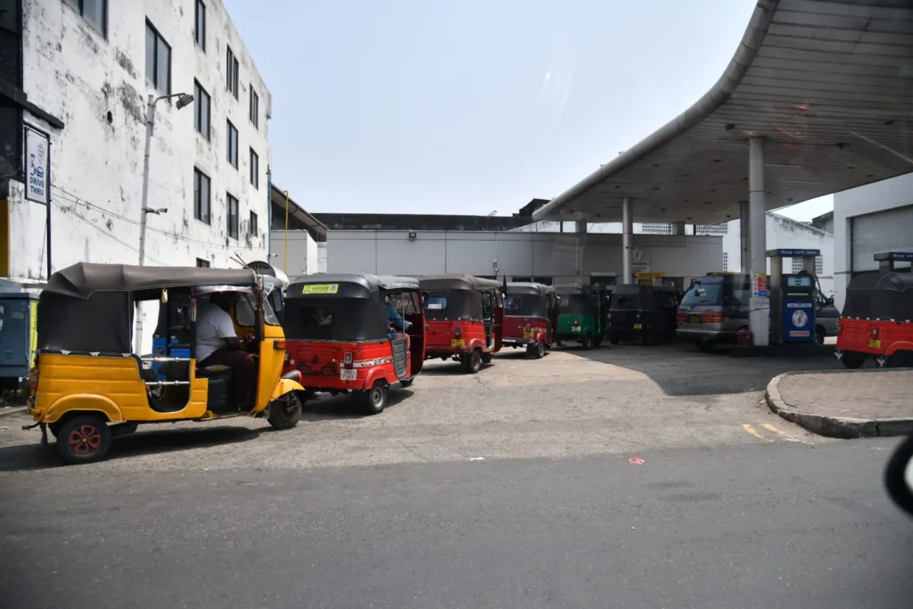 செயற்கை தட்டுப்பாடு மீண்டும் கியூஆர் முறைக்கு வழிவகுக்கும்