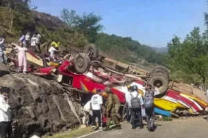 ஜம்மு-காஷ்மீரில் பேருந்து விபத்தில் 15இற்கும் மேற்பட்டோர் உயிரிழப்பு